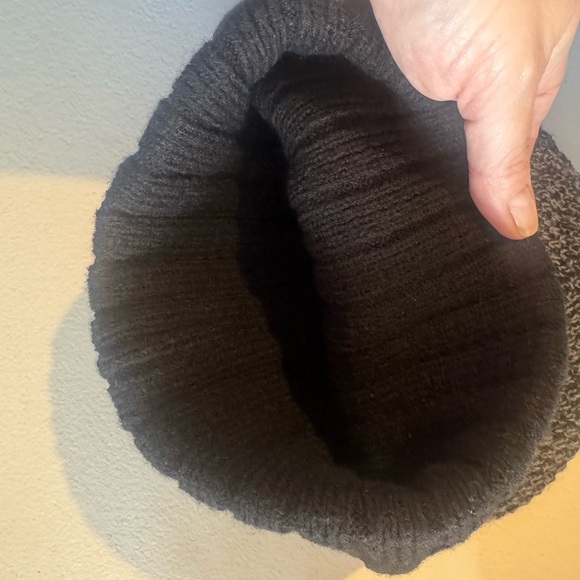 NWOT Winter Hat - Unisex - Picture 4 of 4
